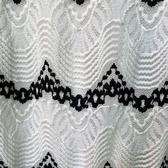 Guess Black/White scalloped Lace Illusion Scoop Neck Midi Bodycon dress - Picture 5 of 6